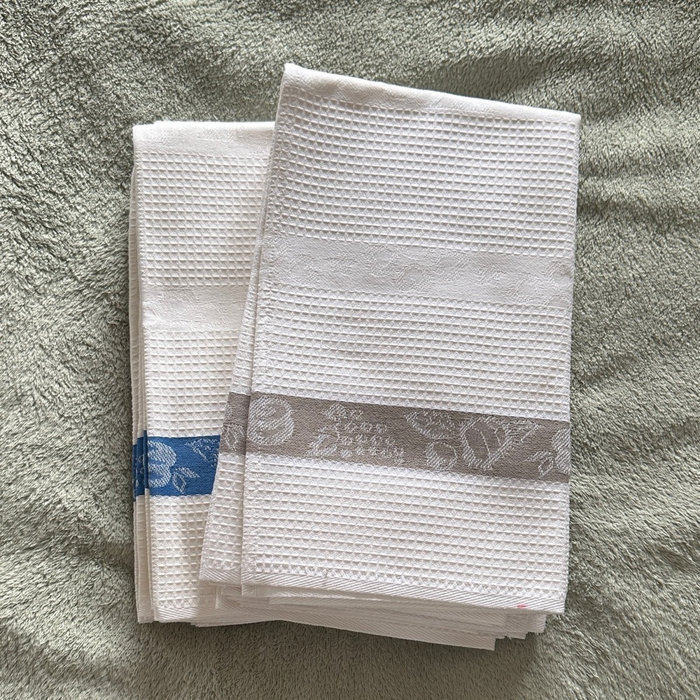 8 Elegant White and Gray / blue kitchen linens